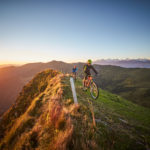 Zwei Biker im Gebirge