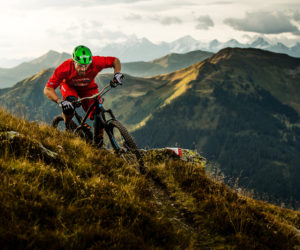 Ein Bikefahrer im Gebirge