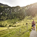 Ein Pärchen beim Wandern durch Gebirge von Saalbach Hinterglemm