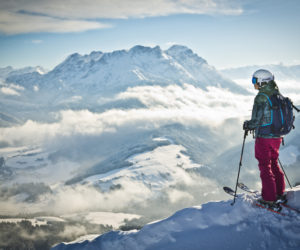 Winterlandschaft mit Skifahrer im Vordergrund