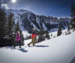 Zwei Schneeschuh Wanderer in der Winterlandschaft von Saalbach Hinterglemm