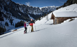 Zwei Schneeschuhwanderer in der Saalbacher Winterlandschaft