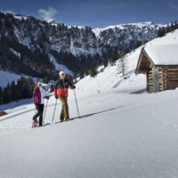 Zwei Schneeschuhwanderer in der Saalbacher Winterlandschaft