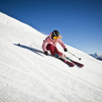 Eine Skifahrerin im kicircus Saalbach Hinterglemm Leogang Fieberbrunn