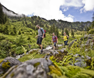 Eine Gruppe von Wanderern in den sonnigen Saalbacher Bergen