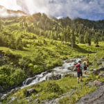 Eine Wandergruppe im Gebirge von Saalbach Hinterglemm